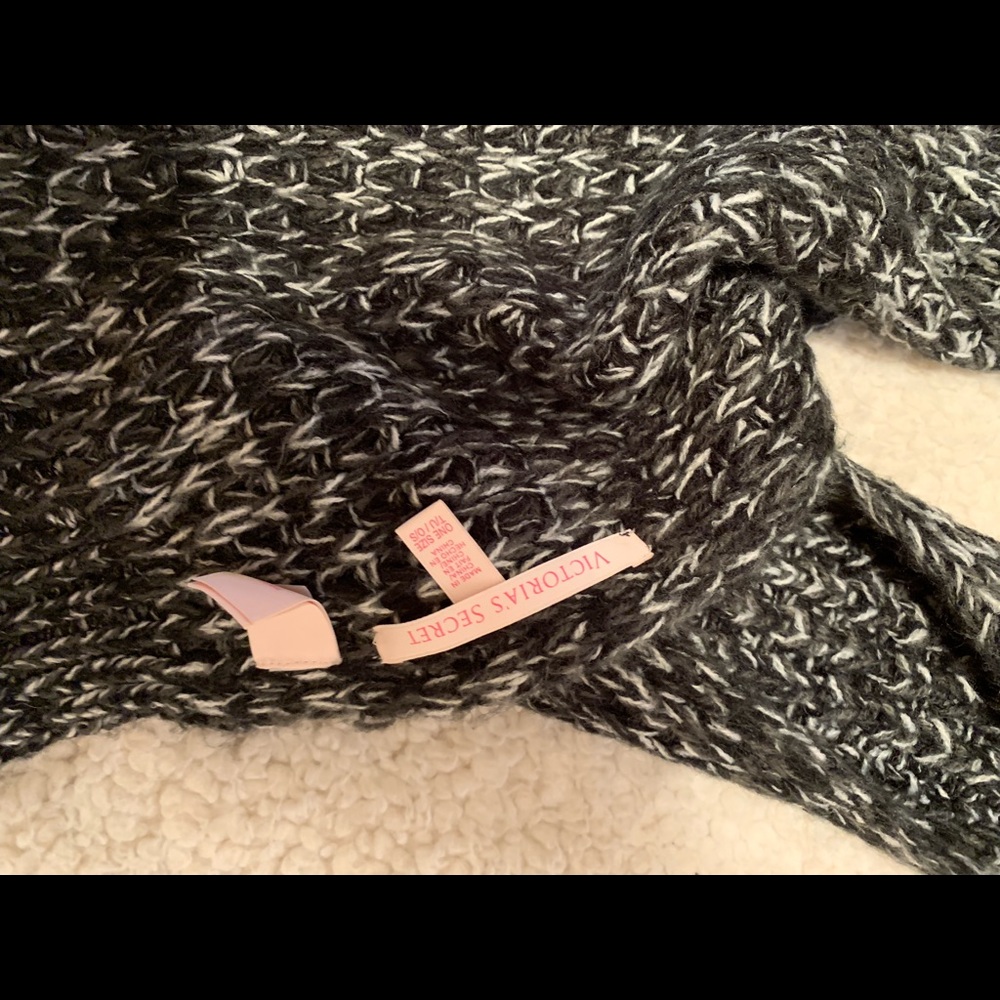 Black and white scarf
